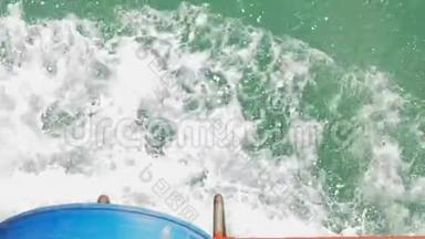 <strong>轮渡</strong>船后面波浪泡沫的后视图。
